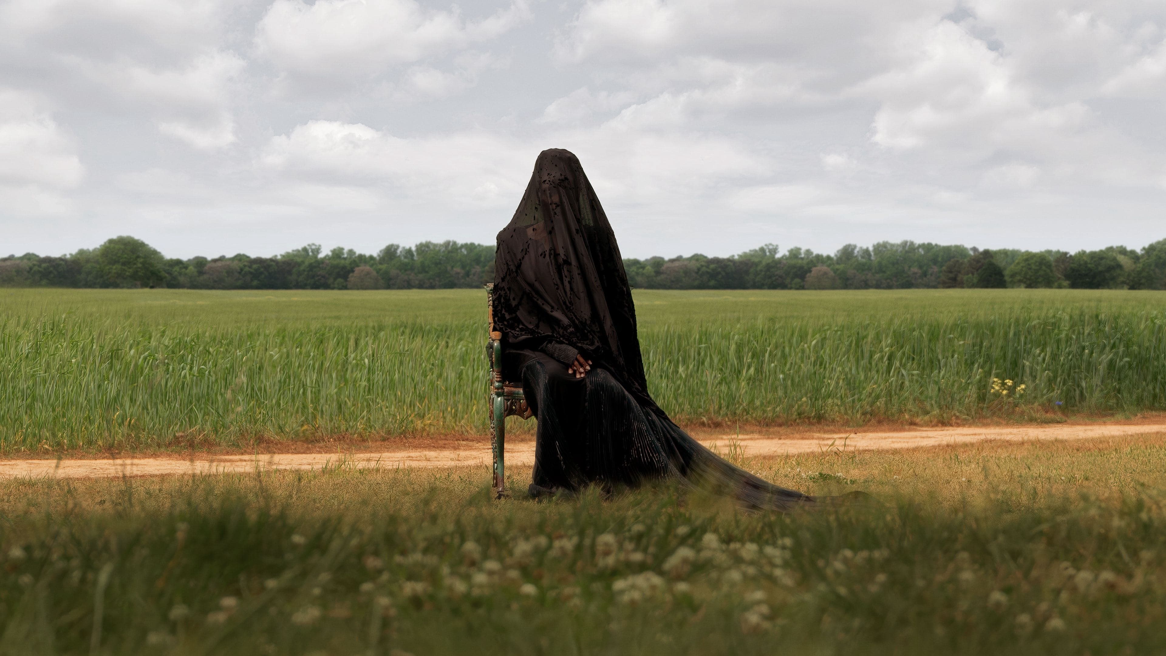 Người Đàn Bà Ngoài Sân